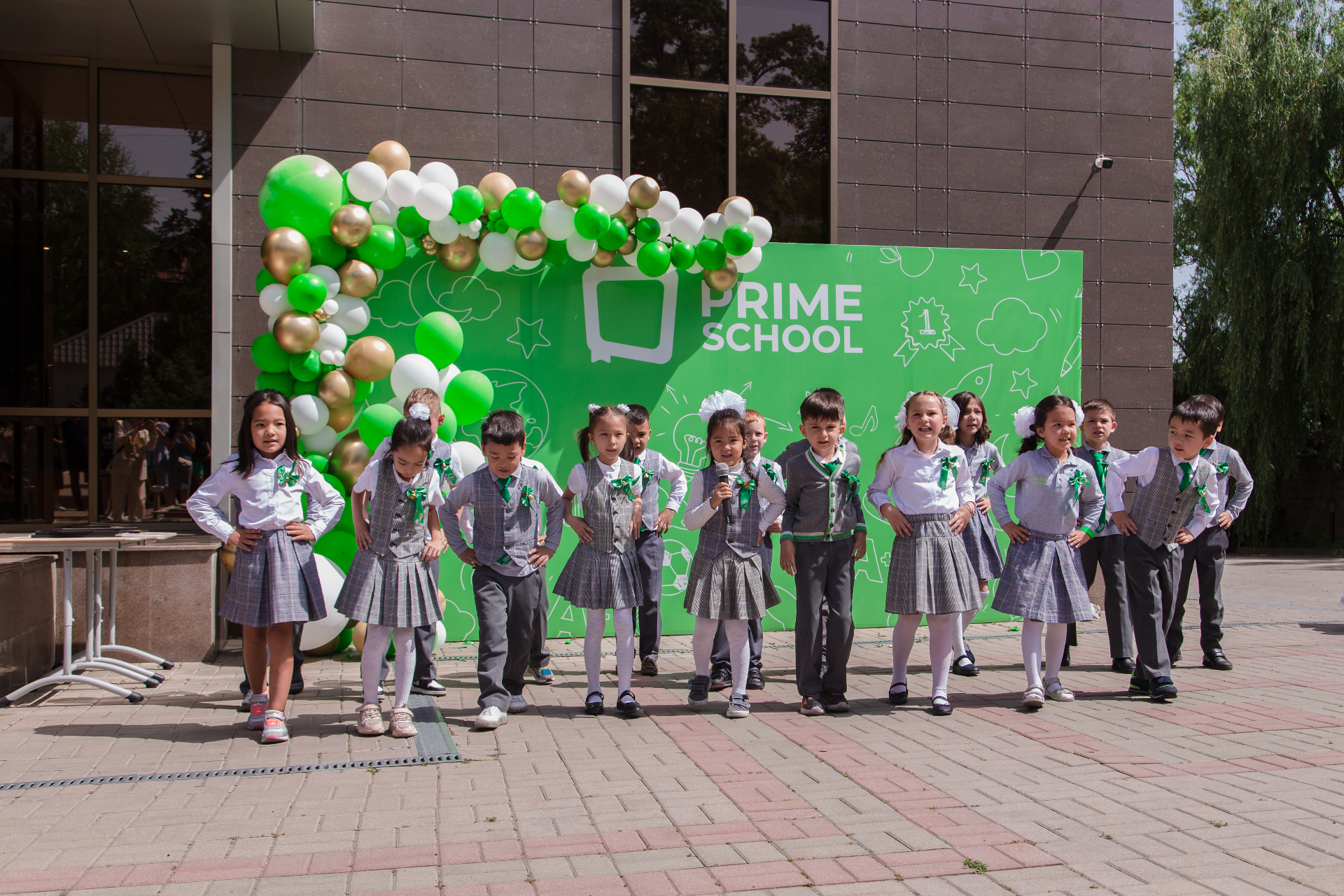 Младшие школьники у фотозоны Prime School