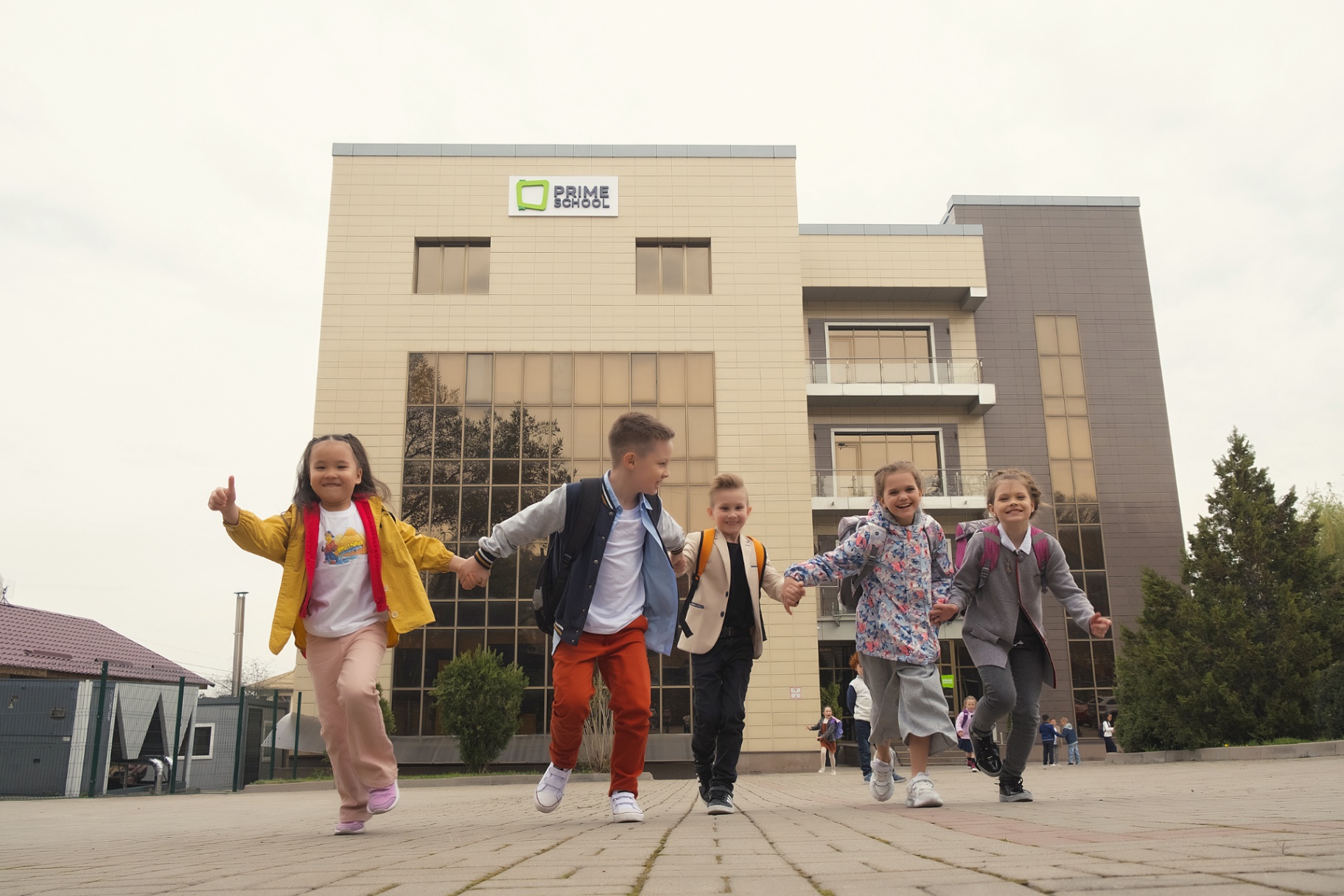 Школьники у здания Prime School